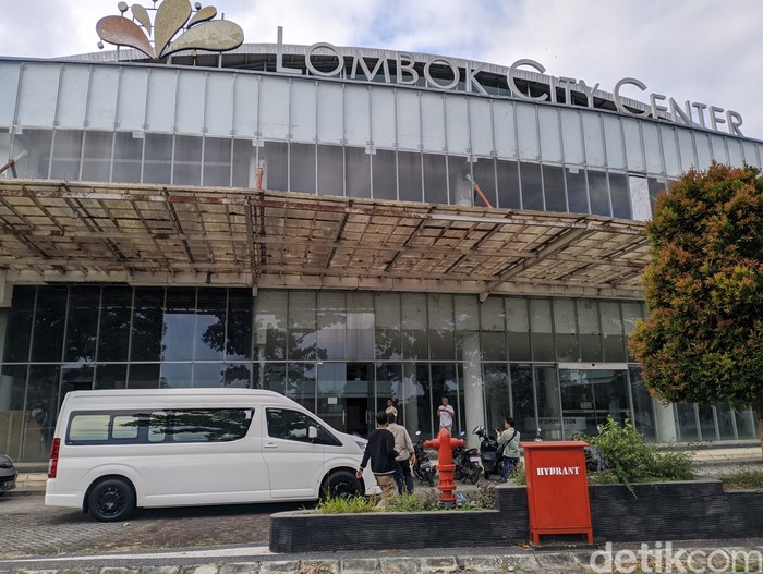 KPK mengecek gedung Lombok City Center (LCC) di Lombok Barat, NTB, Selasa (13/8/2024). (Foto: Ahmad Viqi/detikBali)