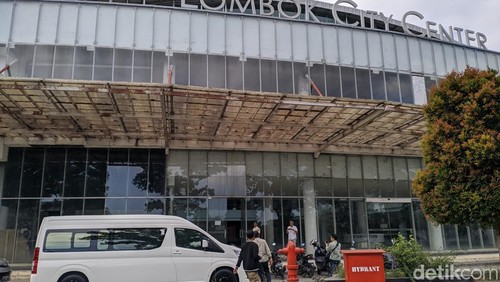 KPK mengecek gedung Lombok City Center (LCC) di Lombok Barat, NTB, Selasa (13/8/2024). (Foto: Ahmad Viqi/detikBali)