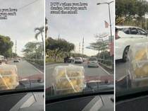 Kreatif! Wanita Ini Taruh Durian di Kap Mobil karena Tak Tahan Baunya