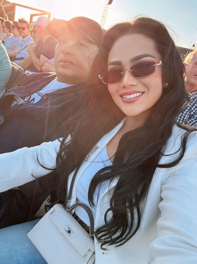 Krisdayanti menambahkan nama belakang suami setelah dipersunting sang pengusaha Timor Leste. Kini ia dikenal sebagai Krisdayanti Lemos. Foto: Instagram/@krisdayantilemos