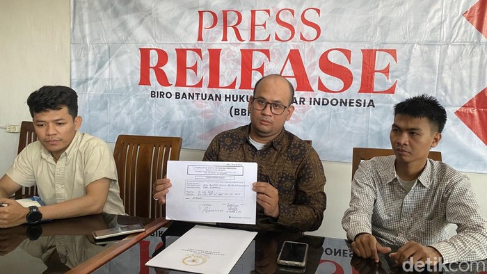 Kuasa Hukum Dini Sera Afrianti, Dimas Yemahura menunjukkan surat pemeriksaan Bawas MA terkait 3 hakim yang bebaskan Ronald Tannur.