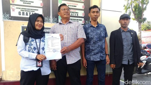 Kuasa hukum M, perempuan yang dihamili pacar tetapi ditinggal menikah dengan perempuan lain, saat ditemui di Polres Lombok Tengah, NTB, Selasa (13/8/2024) siang. (Edi Suryansyah/detikBali)