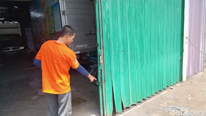 Penampakan gudang yang dibobol maling di Jalan Siliwangi, Semarang, Selasa (13/8/2024).