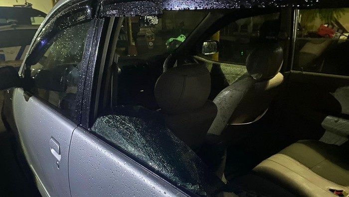 Mobil Ketua DPC Partai Bulan Bintang (PBB) Kabupaten Mamuju, Sulawesi Barat (Sulbar) Muhammad Nur dirusak oleh pria berinisial HS (46) menggunakan parang saat melintas di jalan terdampak banjir.
