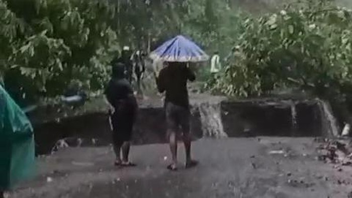 Jalan ambles akibat digerus air sungai di Kelurahan Binanga, Kabupaten Mamuju, Sulawesi Barat (Sulbar).