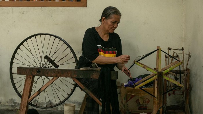Perajin menyelesaikan pembuatan tenun lurik menggunakan alat tenun bukan mesin di Kurnia Lurik, Krapyak, Panggungharjo, Sewon, Bantul, DI Yogyakarta, Selasa (13/8/2024). Menurut data Kementerian Koperasi dan UKM sekitar 64,2 juta pelaku UMKM menyumbang sekitar 61 persen Produksi Domestik Bruto (PDB)  Indonesia dan pemerintah akan terus mendorong UMKM untuk lebih berkontribusi dalam pertumbuhan ekonomi nasional. ANTARA FOTO/Hendra Nurdiyansyah/rwa.