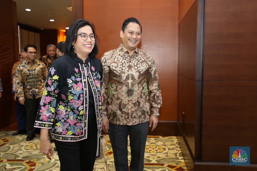 Menteri Keuangan Sri Mulyani dan Wamen Keuangan, dan Thomas Djiwandono sebagai Wamen Keuangan II dalam Konferensi Pers APBN KITA di kantor Kementerian Keuangan, Jakarta, Selasa (13/8/2024). (CNBC Indonesia/Tri Susilo)