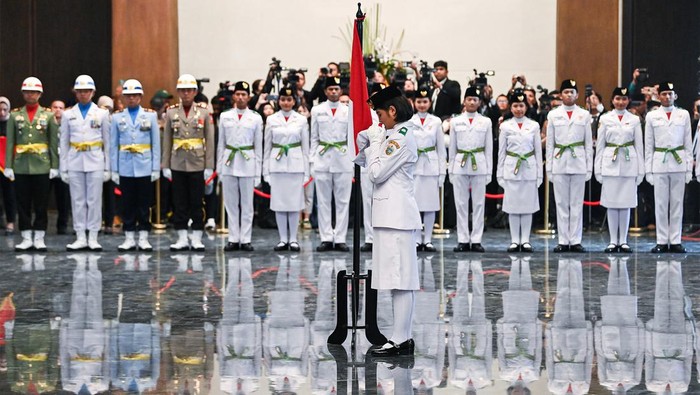 Presiden Jokowi mengukuhkan 76 anggota Paskibraka 2024 di Istana Negara Ibu Kota Nusantara (IKN). Para Paskibraka itu berasal dari 38 provinsi di Indonesia.