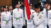 Hingga akhirnya pada 2024 timbul polemik tidak digunakannya jilbab pada 18 anggota Paskibraka putri saat prosesi pengukuhan. Padahal dalam pantauan detikEdu, pada latihan Paskibraka putri tetap menggunakan jilbab. (Antara Foto/Sigid Kurniawan)