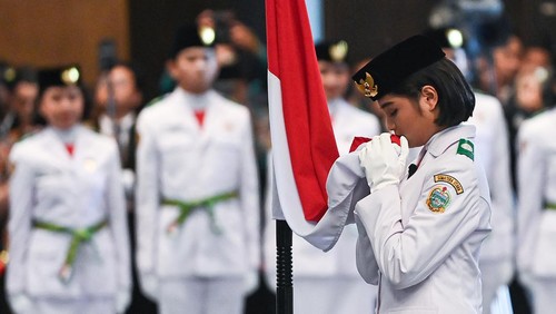 Presiden Jokowi mengukuhkan 76 anggota Paskibraka 2024 di Istana Negara Ibu Kota Nusantara (IKN). Para Paskibraka itu berasal dari 38 provinsi di Indonesia.