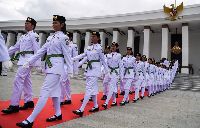 Presiden Jokowi mengukuhkan 76 anggota Paskibraka 2024 di Istana Negara Ibu Kota Nusantara (IKN). Para Paskibraka itu berasal dari 38 provinsi di Indonesia.