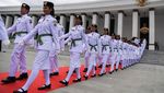 Momen Jokowi Kukuhkan Paskibraka 2024 di Istana Garuda IKN