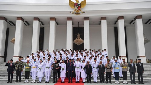 Presiden Jokowi mengukuhkan 76 anggota Paskibraka 2024 di Istana Negara Ibu Kota Nusantara (IKN). Para Paskibraka itu berasal dari 38 provinsi di Indonesia.