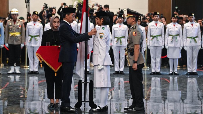Presiden Jokowi mengukuhkan 76 anggota Paskibraka 2024 di Istana Negara Ibu Kota Nusantara (IKN). Para Paskibraka itu berasal dari 38 provinsi di Indonesia.