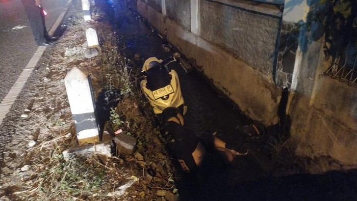 Motor korban kecelakaan tunggal yang masuk ke dalam parit di Jalan Parangtritis, Bobok, Patalan, Jetis, Bantul.