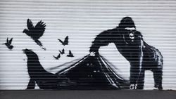 Mural Banksy Muncul Lagi di London, Kali Ini Gorila Mural Banksy Muncul Lagi di London, Kali Ini Gorila
