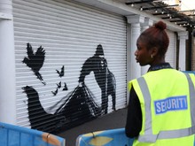 Mural Banksy Muncul Lagi di London, Kali Ini Gorila Mural Banksy Muncul Lagi di London, Kali Ini Gorila