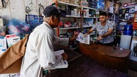 Di provinsi Najaf, Irak selatan, Ali menjelaskan, beberapa tahun lalu sekitar 250 orang mencari nafkah dengan berjualan koran di jalanan. Saat ini, katanya, hanya tiga orang, termasuk dirinya, yang masih bertahan dengan profesi tersebut tetapi berjuang untuk memenuhi kebutuhan. REUTERS/Alaa Al-Marjani