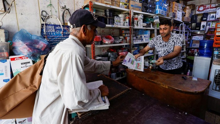 A newspaper vendor sells copies of daily newspapers in Najaf, Iraq August 4, 2024. Newspapers are now obsolete in Iraq, as people commonly use mobile devices to read the news. REUTERS/Alaa al-Marjani