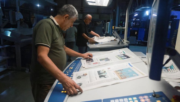 An employee watches the print run of an edition of al-Sabah newspaper at its printing press in Baghdad, Iraq, August 8, 2024. Newspapers are now obsolete in Iraq, as people commonly use mobile devices to read the news. REUTERS/Ahmed Saad