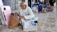 Kemunduran tajam pers cetak terlihat jelas bagi para penjual, percetakan, dan konsumen. Saat hari mulai berakhir di Najaf, penjual koran Fadel Ali pulang dengan kecewa. Tas berisi koran yang dibawanya berkeliling kota Kufa masih penuh. REUTERS/Alaa Al-Marjani