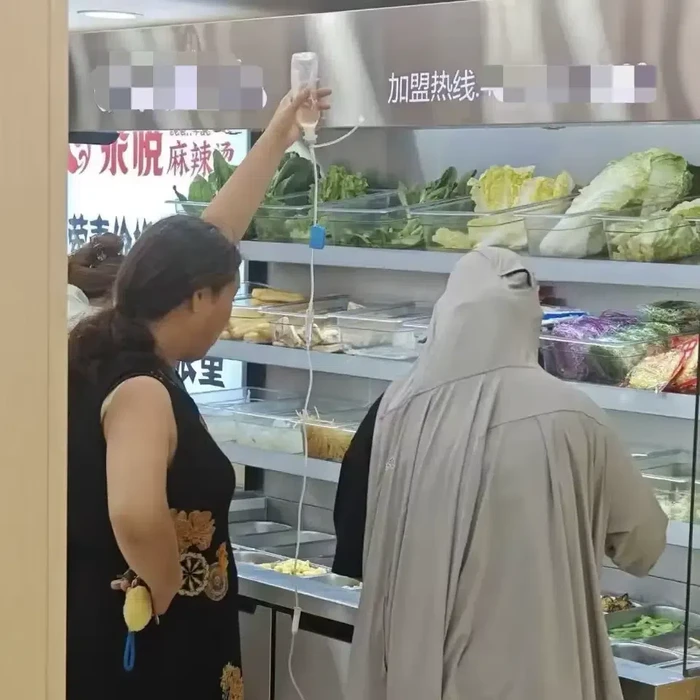Ngidam! Wanita yang Sakit Ini Datang ke Restoran Hotpot Sambil Diinfus