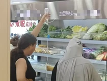 Ngidam! Wanita yang Sakit Ini Datang ke Restoran Hotpot Sambil Diinfus