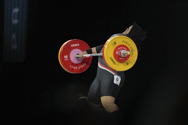Nurul dipastikan tak meraih medali Olimpiade 2024 karena ada lebih dari tiga lifter yang memiliki total angkatan lebih baik darinya. Foto: AP/Kin Cheung.