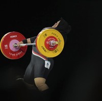 Nurul dipastikan tak meraih medali Olimpiade 2024 karena ada lebih dari tiga lifter yang memiliki total angkatan lebih baik darinya. Foto: AP/Kin Cheung.