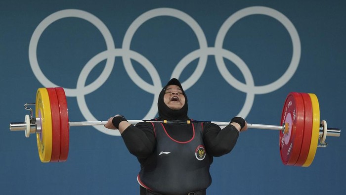 Nurul Akmal of Indonesia competes during the womens +81kg weightlifting event at the 2024 Summer Olympics, Sunday, Aug. 11, 2024, in Paris, France. (AP Photo/Kin Cheung)