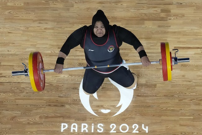 Bertanding di Paris Expo Porte de Versailles, Minggu (11/8), Nurul menyelesaikan total angkatan snatch seberat 105 kg dan clean & jerk seberat 140 kg. Dari enam total percobaan, hanya dua angkatannya yang dinyatakan berhasil oleh juri. Foto: AP/Dita Alangkara.