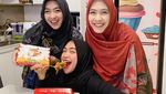 Serunya Oki Setiana Dewi Makan Ayam Goreng hingga Sushi Bareng Keluarga
