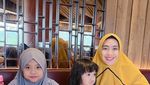 Serunya Oki Setiana Dewi Makan Ayam Goreng hingga Sushi Bareng Keluarga