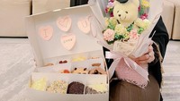 Oki juga membagikan momen manis yang dilakukan sang anak. Ia diberikan sekotak donat aneka varian dan buket boneka. Foto: Instagram @okisetianadewi