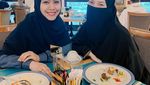 Serunya Oki Setiana Dewi Makan Ayam Goreng hingga Sushi Bareng Keluarga