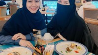 Bersama dengan sahabatnya, begini momen Oki berpose cantik. Ia menikmati hidangan dari salah satu restoran mewahdi Mekkah. Foto: Instagram @okisetianadewi