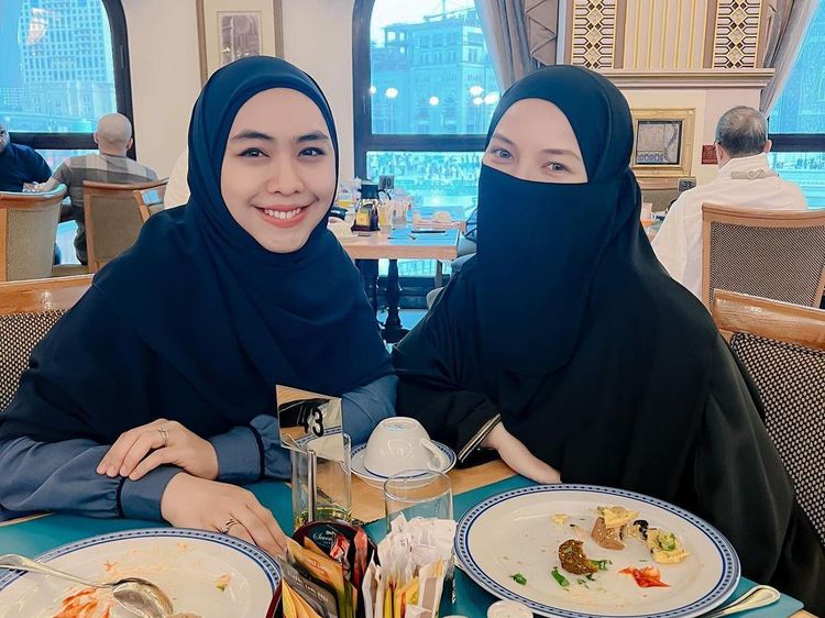 Serunya Oki Setiana Dewi Makan Ayam Goreng hingga Sushi Bareng Keluarga