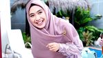 Serunya Oki Setiana Dewi Makan Ayam Goreng hingga Sushi Bareng Keluarga