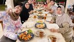 Serunya Oki Setiana Dewi Makan Ayam Goreng hingga Sushi Bareng Keluarga