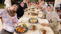 Satu lagi momen kuliner dari Oki Setiana Dewi. Mereka berkumpul di sebuah resort dengan menu seafood dan lainnya. Foto: Instagram @okisetianadewi