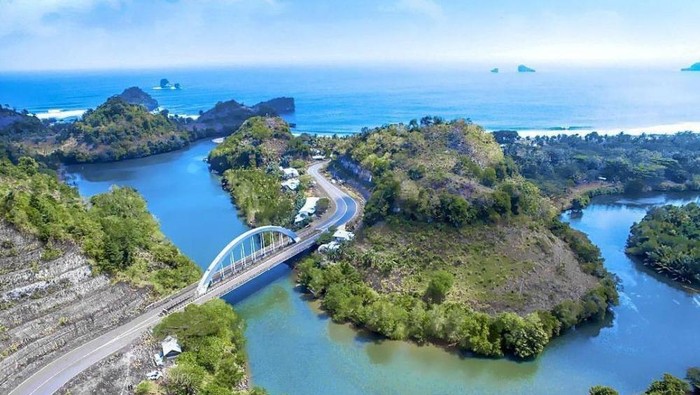 Pantai Bajul Mati di Malang.