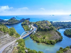 Bermain Bersama Penyu di Pantai Bajul Mati Malang