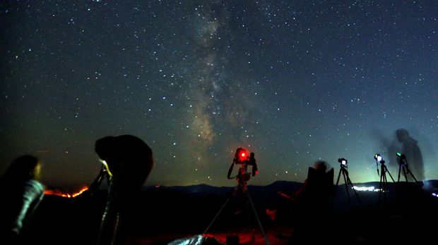 Para astronom mengamati langit utara selama hujan meteor Perseid di Kozjak, Makedonia Utara, 12 Agustus 2024. (REUTERS/Ognen Teofilovski)