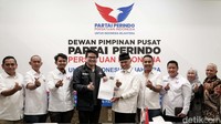 Perindo menyerahkan surat rekomendasi dukungan kepada bakal calon Gubernur Sumatera Barat Mahyeldi-Vasco