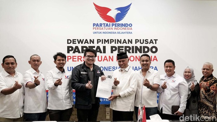 Ketua Umum DPP Partai Perindo, Angela Tanoesoedibjo memberikan surat rekomendasi dukungan kepada bakal calon Gubernur Sumatera Barat Mahyeldi Ansharullah-Vasco Ruseimy di DPP Partai Perindo, Jakarta, Selasa (13/8/2024). Secara resmi perindo memberikan dukungan kepada gubernur dan wakil gubernur incumbent Sumatera Barat.