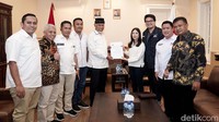 Penyerahan surat rekomendasi dukungan dilakukan oleh Ketua Umum DPP Partai Perindo Angela Tanoesoedibjo.