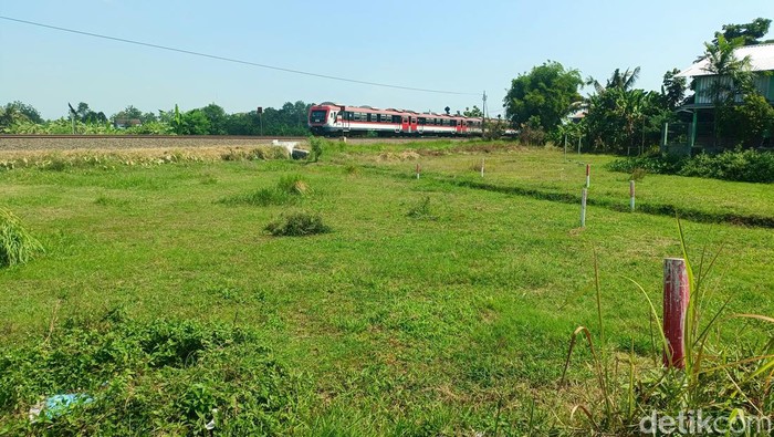 Patok-patok tol yang terlihat di kawasan Kapanewon Gamping, Sleman, Selasa (13/8/2024).