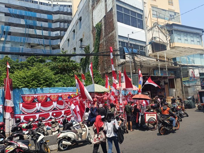Pedagang Bendera di Pasar Asemka