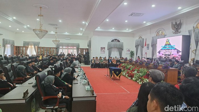 Pelantikan anggota DPRD Sumedang di Gedung Negara Sumedang, Selasa (13/8/2024).
