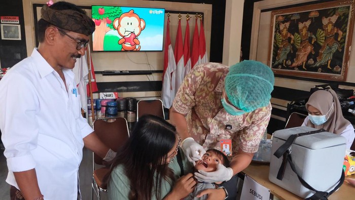 Dokter memberikan pelayanan imunisasi polio tahap kedua kepada anak saat Pekan Imunisasi Nasional (PIN) Polio 2024 di Kantor Desa Sumerta Kelod, Denpasar, Bali, Selasa (13/8/2024). Pemerintah Kota Denpasar menyediakan sebanyak 896 pos untuk pelaksanaan Pekan Imunisasi Nasional (PIN) Polio tahun 2024. ANTARA FOTO/Nyoman Hendra Wibowo/rwa.